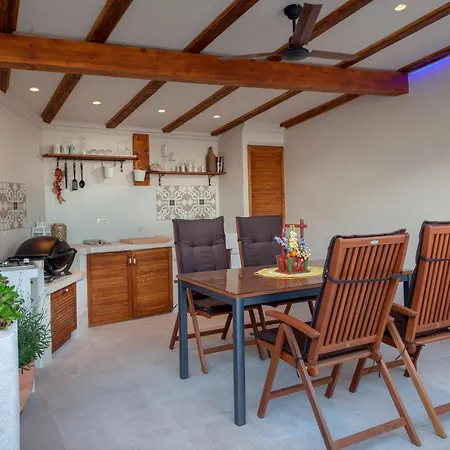 Idyllic Marieta With Private Pool, Unforgettable View And Free Parking Makarska