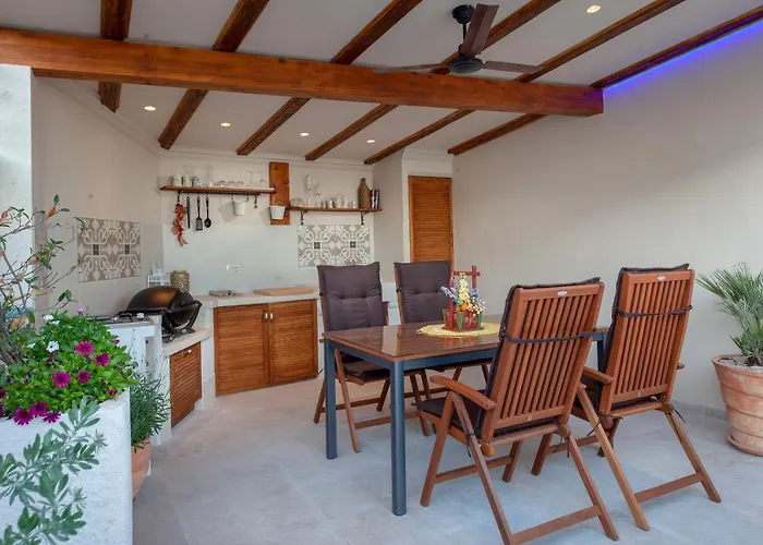 Idyllic Marieta With Private Pool, Unforgettable View And Free Parking Makarska